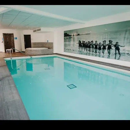 Bella Zen Et Son Garage Au Bord Du