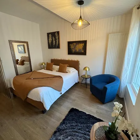 Bella Zen Et Son Garage Au Bord Du Εξ Λε Μπαν